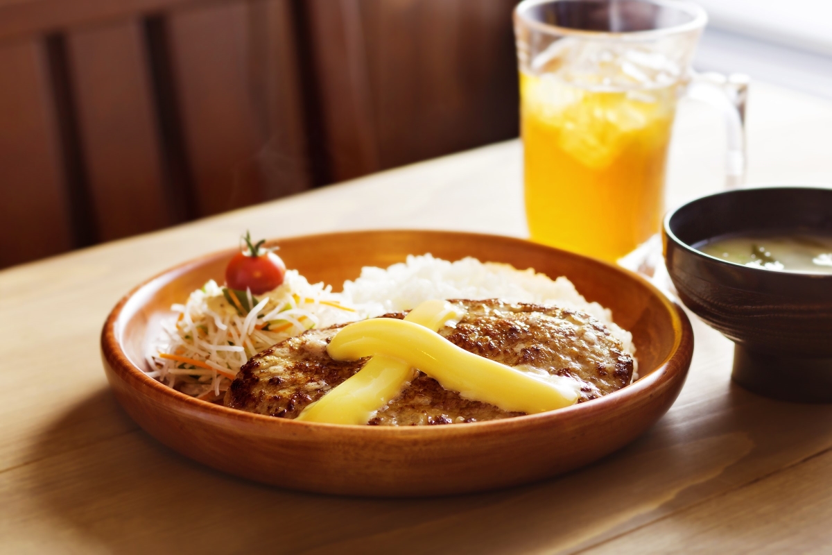 最後の一口まで美味しく。びっくりドンキーの木皿に隠された秘密